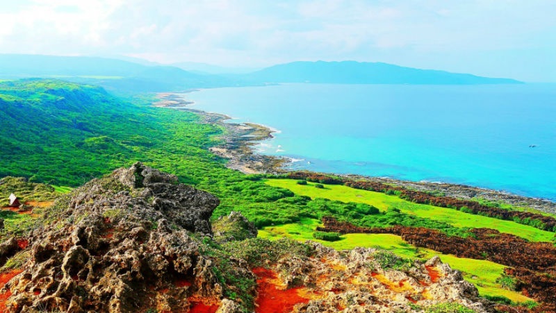 9. Kenting, Đài Loan: Kenting là một trong những địa điểm hoàn hảo để đi du lịch một mình. Ở đây bạn có thể cảm nhận được sự thân thiện của người dân, được thưởng thức những món ăn ngon, độc đáo, được thư giãn ở những bãi biển tuyệt vời. Đặc biệt, bạn sẽ được khám phá những cảnh đẹp thiên nhiên như tranh vẽ bằng xe máy hoặc taxi.