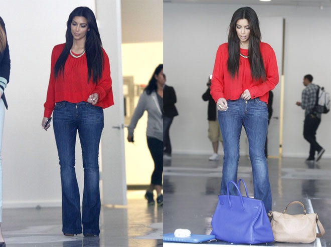 Cũng rất khó để kết hợp các loại áo thời trang sao cho sành điệu và hợp phong cách với kiểu quần này. Kim Kardashian đã mắc phải lỗi mix, match trang phục khi diện chiếc áo sơ mi đỏ khá quê mùa với chiếc quần ống loe denim năng động, hiện đại.