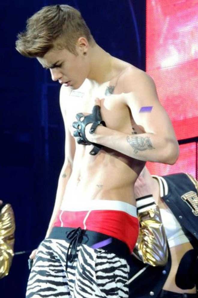 3. Quần tụt Justin Bieber. Dù được siêu sao có hàng triệu lượt fan khắp thế giới như Justin Bieber lăng xê, nhưng mốt quần tụt rất đặc trưng của nam ca sĩ người Canada này vẫn bị tẩy chay nhanh chóng bởi độ chướng mắt và gây cảm giác khó chịu cho người đối diện. 