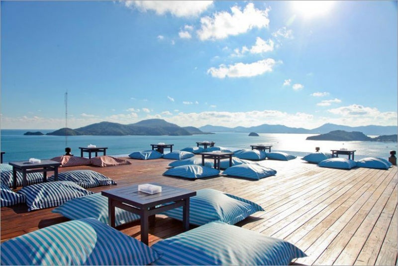 11. Nhà hàng 360 độ ở Phuket, Thái Lan: Nhà hàng 360 Degrees được đặt trong một thiên đường nhiệt đới gần bãi biển Layan tại Phuket, nằm trên đỉnh một ngọn đồi nhìn ra biển Andaman. Nhà hàng này cung cấp cho thực khách một vị trí để ngắm những đồi cây xanh tươi tốt dưới ánh nắng mặt trời nhiệt đới trong khi thưởng thức một ly cocktail đặc biệt. Bên cạnh đó, 360 Degrees thực sự là một không gian ăn uống với chất lượng ẩm thực tuyệt vời nắm bắt được những tinh túy của hương vị khắp nơi trên thế giới.