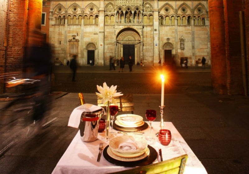 3. Bữa ăn tối tự động ở ngoài trời -  Ferrara, Ý: Được tổ chức mỗi năm một lần tại thành phố Ferrara, nhà hàng lãng mạng và sang trọng ngoài trời này còn được gọi là “Bữa tối đường phố”. Những người muốn tham gia đều phải mua vé bao gồm bữa rượu khai vị, bữa tối chính và phải trả tiền bàn ghế ngồi. Họ sẽ được nhận ba tin nhắn từ nhà hàng thông báo: khi nào tiệc rượu khai vị sẽ diễn ra, nơi họ sẽ được nhận bàn ghế ngồi, lựa chọn thức ăn, và tin nhắn cuối cùng thông báo vị trí bữa ăn chính sẽ diễn ra. Chính sự khác lạ này đã thu hút rất nhiều thực khách tham gia hàng năm. Thường các bữa tối sẽ diễm ra tại một địa điểm danh lam thắng cảnh cùng với âm nhạc và những trò giải trí đặc sắc. 