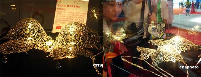 Trước đó, tại Bắc Kinh, một công ty chế tác kim hoàn đã gây “sốc” cho người tiêu dùng khi công bố bán một mẫu áo ngực làm bằng vàng ròng nạm kim cương tinh xảo, được chế tác từ 630g vàng và 7,5 cara kim cương, qua hơn 2000 giờ làm việc thủ công.