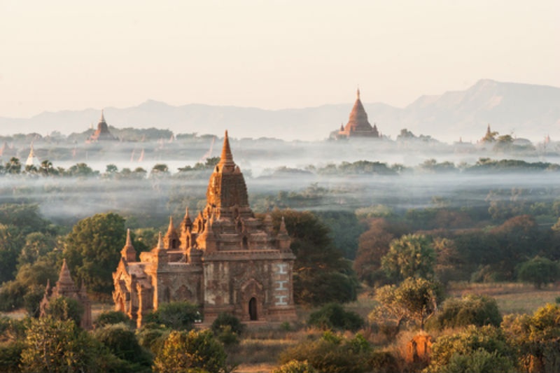 10. Đi bộ ở Myanmar: Myanmar là điểm đến tuyệt vời để trải nghiệm cảm giác mạo hiểm chưa từng được biết đến. Đến Myanmar, bạn sẽ được chiêm ngưỡng những ngôi đền chùa cổ đại, những khu vườn tuyệt đẹp và các làng chài được xây dựng trên nhà sàn tại hồ Inle, đồng thời khám phá một nền văn hóa độc đáo mà ít được biết đến trên thế giới.