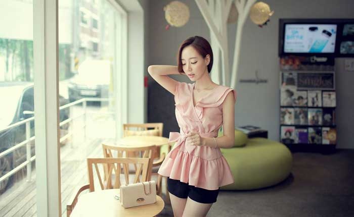 Những kiểu áo khoác, áo peplum có điểm nhấn nhẹ ở phần eo, như nơ hay dây buộc sẽ thu hút sự chú ý đến vòng 2 con kiến đáng tự hào.
