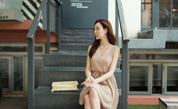 Các chất liệu vải mềm rũ cũng rất thích hợp cho nàng đồng hồ cát khoe những đường cong quyến rũ của mình.