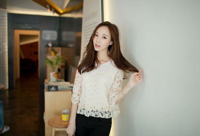 Các kiểu áo được may bằng nhiều tầng lớp, đệm thêm nơ, ren rất phù hợp với các nàng dáng quả chuối, vì chúng giúp bạn thêm mềm mại, nữ tính.