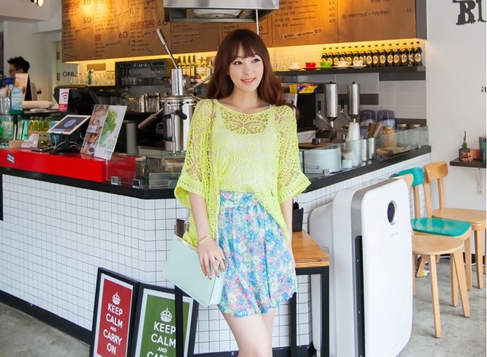 Áo khoác họa tiết, váy ngắn floral hoặc kèm thêm các đường viền trang trí độc đáo sẽ giúp cơ thể vốn “thẳng đuột” của nàng quả chuối trông tròn trịa, gợi cảm hơn.