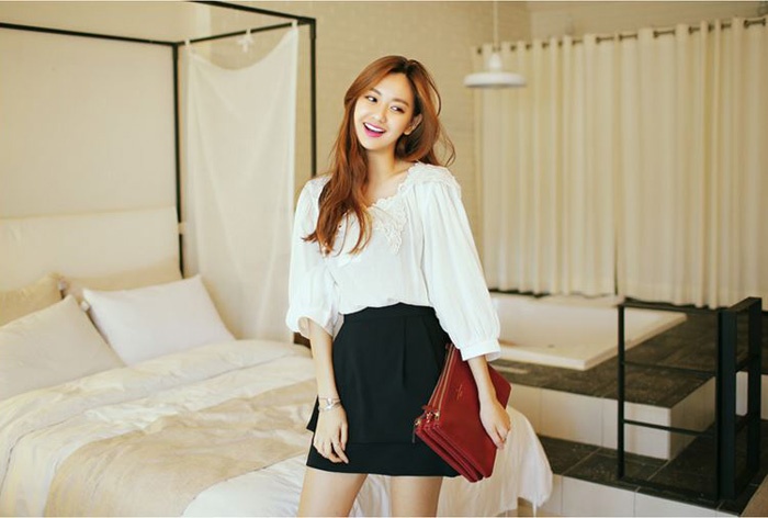 Hãy chọn những kiểu áo có các chi tiết thu hút sự chú ý vào phần vai, vì chúng sẽ giảm độ tập trung của người đối diện vào các khuyết điểm trên cơ thể bạn.