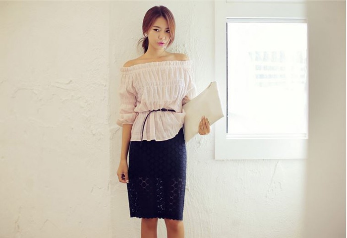 Các thiết kế áo cổ thuyền, cổ chữ U sẽ giúp vai của nàng quả lê thanh mảnh và quyến rũ hơn, cũng như tạo được độ cân bằng cho tổng thể street style của bạn.