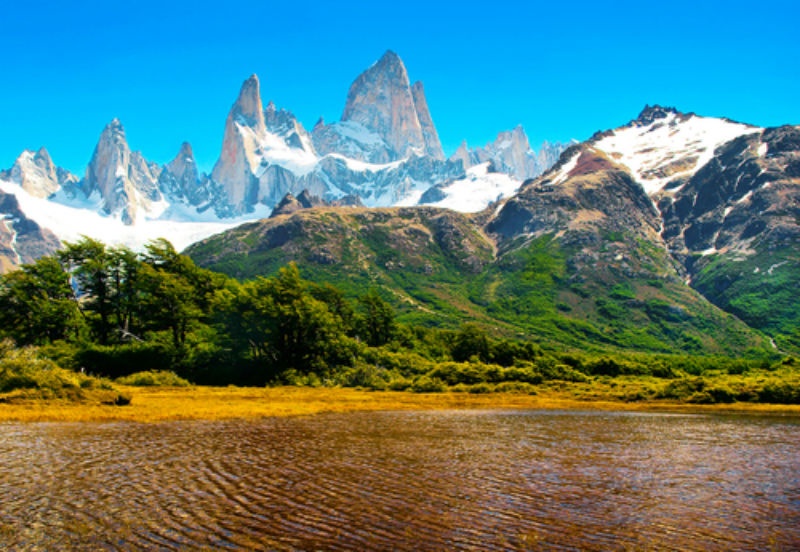 8. Cưỡi ngựa ở Patagonia: Khách sạn Salto Chico ở Explora Patagonia nằm ở trung tâm vườn quốc gia Torres del Paine và là địa điểm dừng chân của bạn trong chuyến thám hiểm 4 ngày 5 đêm tại công viên dự trữ sinh quyển của UNESCO này. Dù bạn đang dạo quanh bờ hồ Toro hay lội qua sông Chinas, bạn sẽ được tận hưởng cảm giác tuyệt vời khi ngồi trên lưng những chú ngựa được người dân bản địa nuôi dưỡng và dạy dỗ.