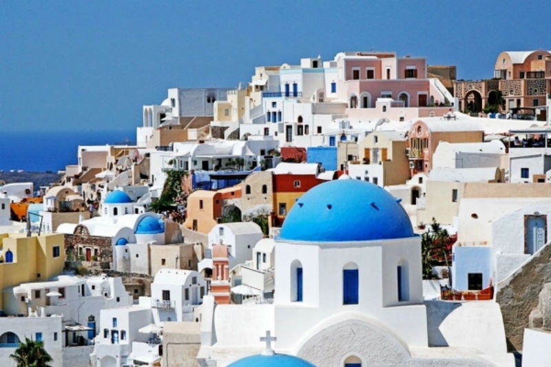 11. Cự Giải Cancer (22/6 – 23/7): Thiên đường du lịch đối với Cự Giải là bất cứ nơi nào có nước, như một con sông hoặc biển. Ngược lại với Bạch Dương thích khám phá, Cự Giải chỉ cần được ngâm mình dưới làn nước mát có thể hàng ngày, hàng giờ liền. Chuyến đi tới Hy Lạp sẽ giúp Cự Giải được ẩn mình trong những spa thư giãn hay một bể bơi, hay đơn giản chỉ là được đi dạo bên bờ biển yên bình.