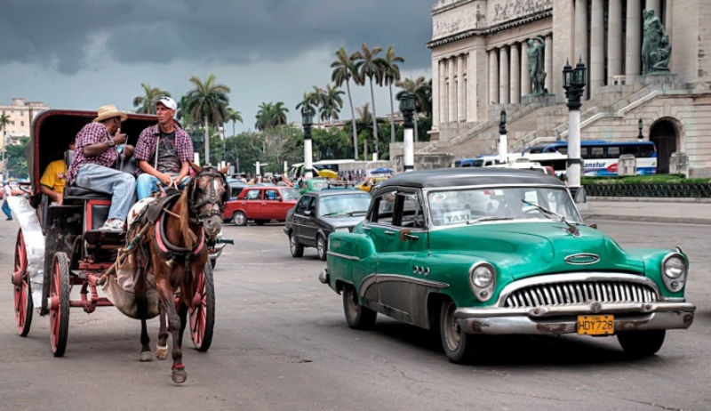 10. Havana, Cuba: Havana được coi là một trong những thành phố đẹp nhất và thú vị nhất châu Mỹ. Du khách sẽ được khám phá lịch sử của thành phố cổ kính, tận hưởng ánh nắng mặt trời vùng nhiệt đới, tham quan các thắng cảnh từ thời thuộc địa ở thủ đô của Cuba. Bạn cũng sẽ được tham gia vào một tour tham quan nhà máy xì gà hay thưởng thức mojito, thức uống nổi tiếng của Cuba tại một quán bar thú vị. 