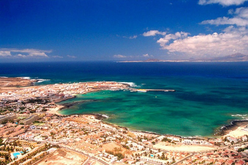 2. Corralejo, Tây Ban Nha: Một chuyến du lịch còn gì hoàn hảo hơn khi được thư giãn trên những bãi biển độc đáo, ngắm những chiếc cối xay gió làm bằng đá và gỗ? Hơn thế nữa, bạn sẽ được tham gia vào những trải nghiệm giải trí tuyệt vời như lướt ván hay lặn biển khám phá hệ động thực vật phong phú nơi đây.