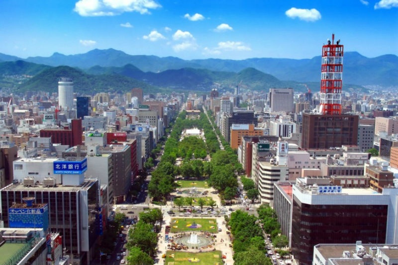 #4 – Sapporo, Japan Sapporo has kept an atmosphere of energy and friendliness of the Winter Olympics of 1972, attracting tourists for its annual Snow Festival. Everyone who seek to enjoy all the variety of Japanese cuisine will want to visit a city with a national ramen noodles theme park, which attracts gourmets from all over the world. # 4 - Thành phố Sapporo, Nhật Bản  Sapporo đã giữ một bầu không khí năng lượng và thân thiện của Thế vận hội mùa đông năm 1972, thu hút khách du lịch trong lễ hội tuyết hàng năm. Tất cả những người tìm cách tận hưởng tất cả sự đa dạng của ẩm thực Nhật Bản sẽ muốn đến thăm một thành phố với một mì ramen chủ đề công viên quốc gia, thu hút người sành ăn từ khắp nơi trên thế giới.  4. Sapporo, Nhật Bản:  Không chỉ nổi tiếng với lễ hội tuyết được tổ chức hàng năm, thành phố Sapporo ở Hokkaido còn là điểm đến hấp dẫn nếu du khách muốn thưởng thức những ly bia hảo hạng và khám phá ẩm thực độc đáo của đất nước mặt trời mọc.