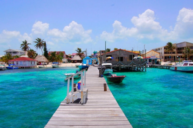 5. Ambergris Caye, Belize: Ambergris Caye là điểm đến đang được ưa thích trên thế giới. Đây là thiên đường cho một kỳ nghỉ lãng mạn với bãi biển nắng vàng, làn nước trong xanh và những rạn san hô tuyệt đẹp dưới đáy biển dành cho du khách yêu thích lặn biển. 