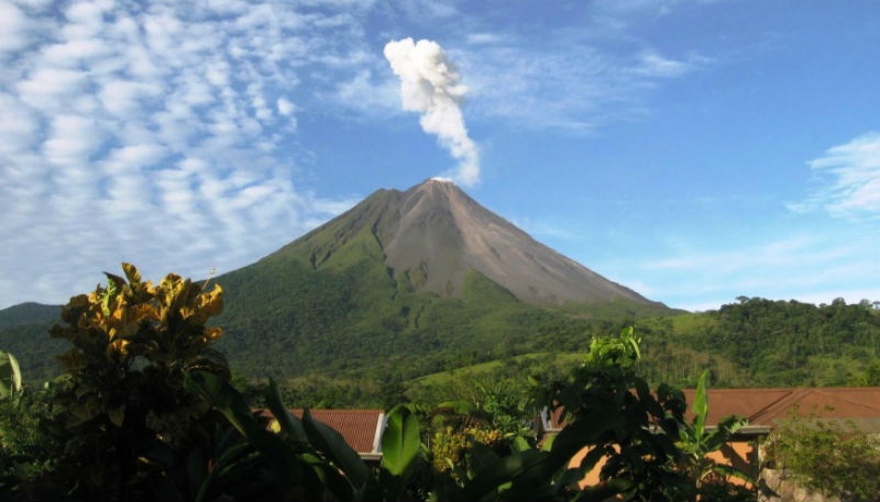 9. La Fortuna de San Carlos, Costa Rica: Tới La Fortuna de San Carlos – một trung tâm của các kỳ quan địa chất, du khách không chỉ được chiêm ngưỡng ngọn núi lửa hoạt động mạnh nhất ở Costa Rica, Arena mà còn được thả mình vào khung cảnh tuyệt vời của thác nước Catarata de La Fortuna hùng vĩ. Hơn thế nữa, suối nước nóng Tabacon sẽ giúp bạn được thư giãn và nghỉ ngơi sau một ngày dài khám phá thiên nhiên nơi đây.