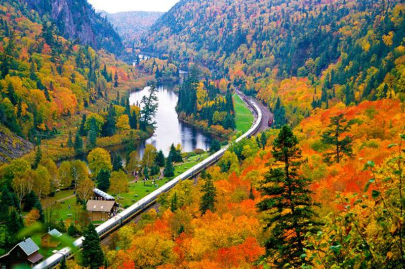 Agawa Canyon, Canada: Đến Agawa Canyon vào mùa thu, du khách sẽ được chiêm ngưỡng bức tranh thiên nhiên sắc màu đẹp nhất hành tinh. Du khách sẽ được đi xe từ Saul Ste Marie qua biên giới Canada-Mỹ và trên chặng đường dài gần 190km, cảnh đẹp của Canada hiện lên đầy lãng mạn. Thời gian tốt nhất để tới đây là khoảng cuối tháng chín hoặc đầu tháng mười. 