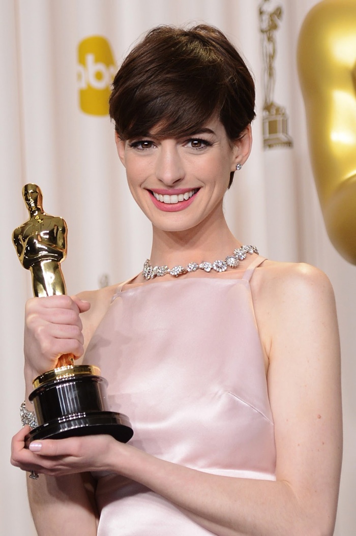 Để giành tượng vàng Oscar danh giá “Nữ diễn viên phụ xuất sắc nhất” năm 2012, Anne Hathaway phải giảm cân cấp tốc chỉ với 2 miếng bánh mì bột yến mạch mỗi ngày. Nhờ vậy, nữ diễn viên xinh đẹp nhanh chóng có được ngoại hình hốc hác, tiều tụy để hóa thân thành nhân vật nữ Fantine với cuộc sống đầy bi kịch trong phim “Những người khốn khổ 2012”.