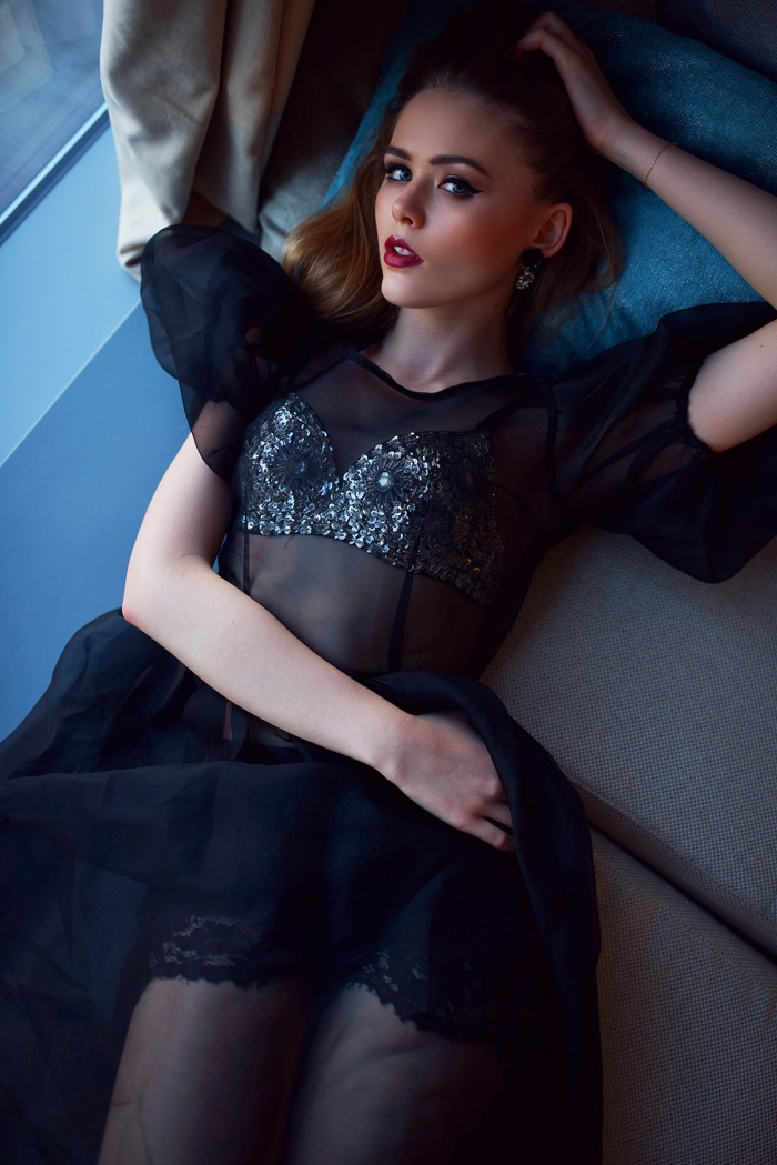 Mốt khoe nội y tế nhị của những kiều nữ Hollywood đã được Kristina vận dụng thật khéo và sexy như thế này.