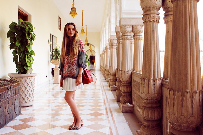 Đôi lúc bạn cũng có thể làm mới mình như Kristina khi chọn các kiểu trang phục có họa tiết thú vị, lạ mắt mà vẫn rất trang nhã, tinh tế đầy nữ tính.