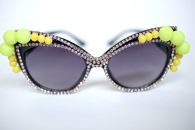 Và thế là chỉ với khoảng 15 phút sáng tạo, bạn đã có ngay 1 chiếc kính mắt mèo tinh tế, sành điệu không khác chiếc kính hàng hiệu trong hình phía dưới là mấy.