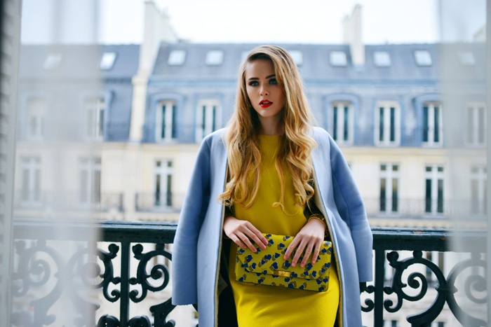 Ngoài trang phục có kiểu dáng lạ và độc, Kristina còn rất yêu thích phụ kiện, trang sức. Cô nàng không ngại đầu tư công sức, tiền của cho những kiểu trang sức, giỏ xách thật thanh lịch, sang trọng và đẳng cấp.