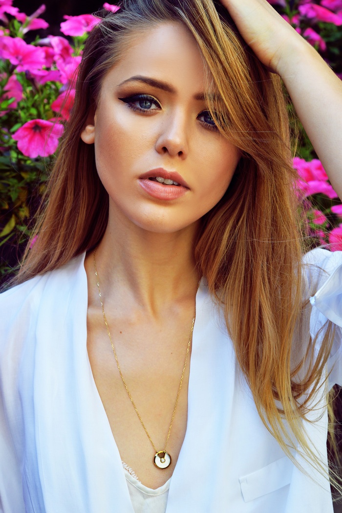 Là phái nữ, bạn có một đặc quyền là tha hồ dùng trang sức để làm điệu lẫn làm đẹp cho mình, vì vậy hãy thử học theo cô nàng fashionista nổi tiếng này sưu tầm vài kiểu trang sức thật tinh tế, đặc biệt để tạo ấn tượng cho set đồ street style, đồng thời có thể “tái sử dụng” khi kết hợp với nhiều kiểu trang phục khác nhau.