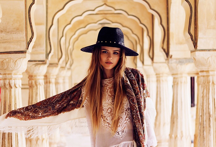 Và cuối cùng, một trong những bí quyết làm nên đẳng cấp Kristina, đó là thay vì sắm quá nhiều trang phục rẻ tiền để chạy theo mốt, bạn hãy đầu tư cho mình vài thiết kế hàng hiệu tinh tế có thể  “tái sử dụng” nhiều lần, bởi các đường may sắc sảo, phom dáng đẹp sẽ là bệ đỡ cho phong cách thời trang của bạn thêm sành điệu và ấn tượng.