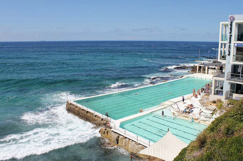 Bể bơi công cộng Bondi Icebergs ở Sydney, Australia: Cách Sydney khoảng 15 phút đi xe, nơi bờ biển đông nam gặp biển Tasman, bể bơi công cộng nước mặn Bondi rộng 50m và được xây dựng cách đây hơn một thế kỷ. Nó bao gồm một bãi biển nhỏ, quán bar và bể bơi cho trẻ em. Du khách có thể vừa bơi lội vừa chiêm ngưỡng khung cảnh tuyệt đẹp của chân trời trên biển tại đây. 