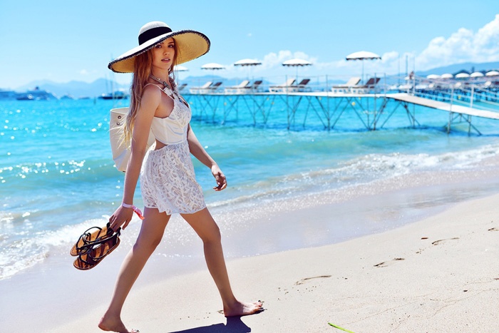 Các gam màu đơn sắc, không bao giờ lỗi mốt như trắng, đen … luôn tràn ngập trong tủ đồ của cô nàng fashionista sành điệu.