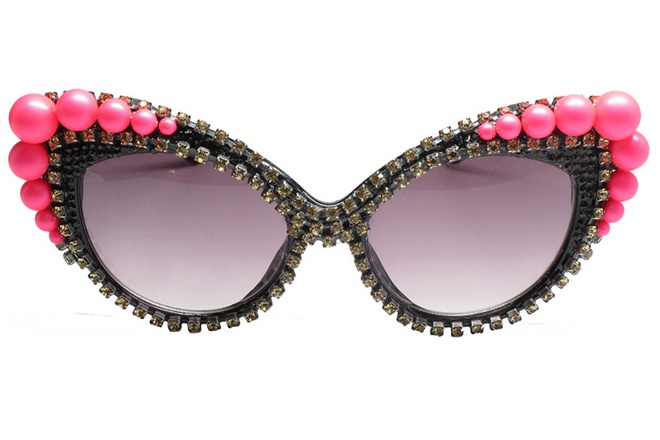 Tuy vậy, sắm một cặp kính mắt mèo độc đáo, ấn tượng và có thương hiệu sẽ khá đắt đỏ, với mức giá thông thường khoảng trên <abbr class=