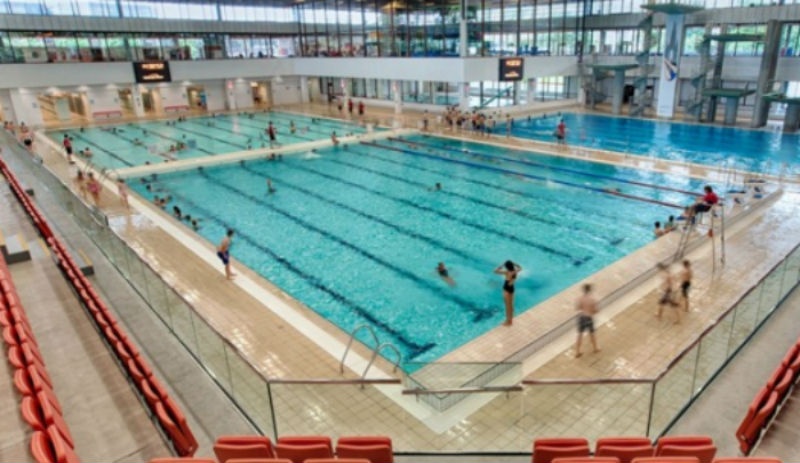 Bể bơi Royal Commonwealth ở Edinburgh, Anh: Khi đến du lịch ở Edinburgh, bạn đừng nên bỏ lỡ cơ hội ghé thăm bể bơi Royal Commonwealth. Được xây dựng cho thế vận hội Commonwealth vào năm 1970, công trình này được coi là một trong top 100 kiến trúc kiểu mẫu hiện đại của Scotland. 