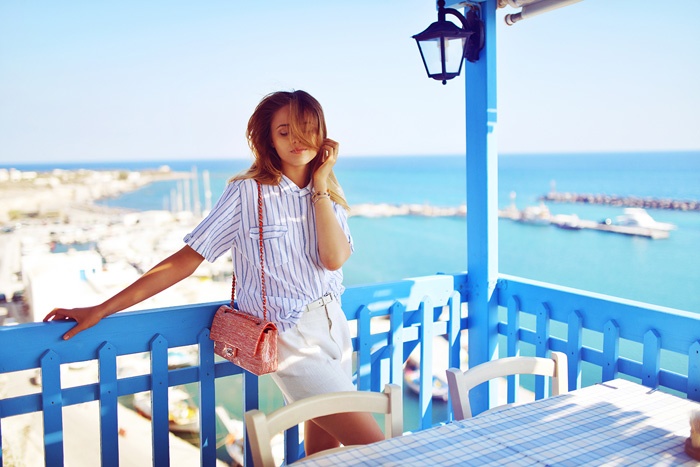 Một bí quyết đã cũ nhưng luôn hiệu quả: tận dụng sọc dọc để tạo ảo giác tăng thêm chiều cao cho người mặc. Nhớ là hãy chọn các kiểu trang phục có thiết kế giản đơn, nhẹ nhàng và không quá nhiều chi tiết trang trí bạn nhé.