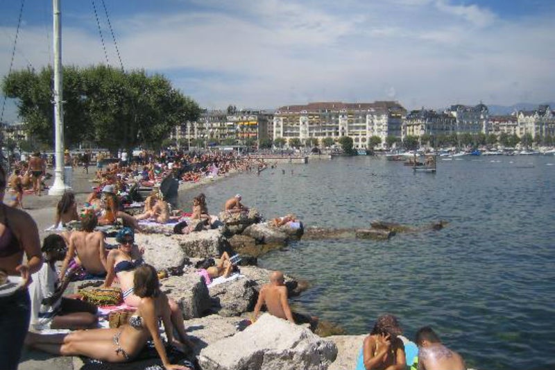 Bể bơi ngoài trời Bains de Paquis ở Geneva, Thụy Sĩ: Không chỉ cung cấp cho khách cơ hội tắm nắng và thả mình vào dòng nước trong mát của hồ Geneva, bể bơi này còn được coi là một trung tâm xã hội cho người dân địa phương, có thể đến thưởng thức đồ uống hoặc những bữa ăn nhẹ ngoài trời, được massage và bơi lội trong hồ. 