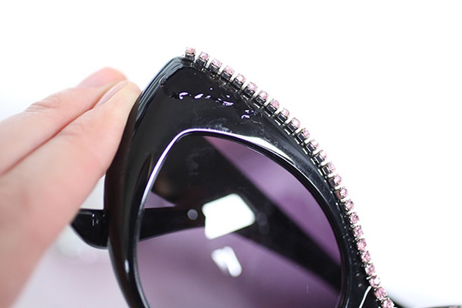 Thoa keo rộng hơn lên phần gọng kính đủ để dán các hạt cườm hoặc hạt gỗ tròn vào.