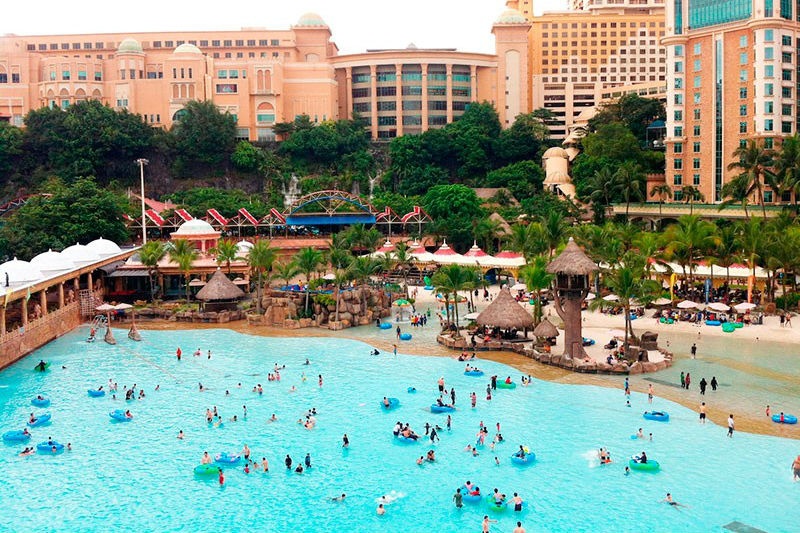 Hồ bơi Sunway Lagoon ở Petaling Jaya, Malaysia: Thoát khỏi cái nóng nhiệt đới của Kuala Lumpur, du khách sẽ được thả mình vào hồ bơi tạo sóng lớn nhất thế giới tại đây. Không những thế, du khách còn được tham gia vào các trò chơi và hoạt động thể thao dưới nước tuyệt vời, khám phá những địa điểm mô phỏng của châu Phi như trung tâm mua sắm theo chủ đề Ai Cập ở một trong những điểm tham quan chính của Malaysia này. 