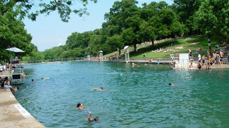 Hồ bơi Barton Springs ở Texas, Mỹ: Nằm trong khuôn viên Zilker, hồ bơi Barton Springs sâu khoảng 5.4 m tại Austin, Texas thường mở cửa không thu vé sau 9h tối từ tháng 11 tới giữa tháng 3. Với nguồn nước từ những dòng suối ngầm, Barton Springs luôn duy trì ở nhiệt độ trung bình là 21 độ C.