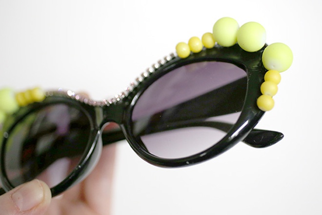  Tiếp tục gắn các hạt gỗ, hạt cườm còn lại theo thứ tự giống hình trên.