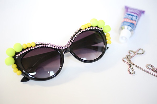 Dùng keo thoa 1 đường mỏng viền theo các hạt tròn neon, sau đó gắn thêm 1 dây đá crystal lên, dùng tay giữ chặt để dây đá dính chắc vào kính.