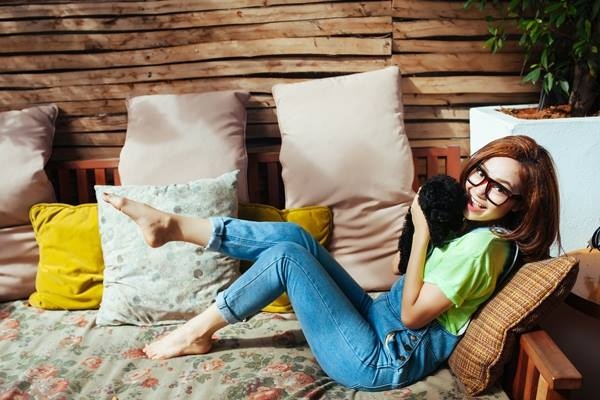 Cach mix do tre trung cua Minh Hang voi jeans hinh anh