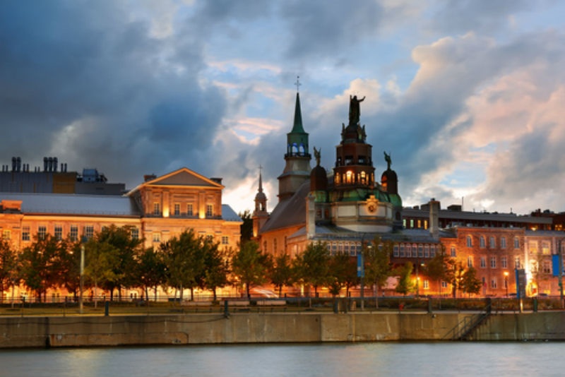 1. Montreal, Canada: Bạn không thể đi đến các thành phố lãng mạn như Paris? Không nên lo lắng! Motreal là một điểm đến tuyệt vời cho các cặp vợ chồng. Bởi lẽ ở đây bạn có thể khám phá những khu phố cổ lịch sử được bao quanh bởi các tòa nhà cổ kính từ thế kỷ 19 và chắc chắn bạn sẽ cảm thấy như đang ở Paris. Hơn nữa, tiếng Pháp lại là ngôn ngữ chính thức tại Montreal. Hai bạn có thể mua sắm tại các cửa hàng đồ cổ, đạp xe dọc theo các con kênh, hay đi bộ trên bờ sông và thưởng thức bữa tối trong những quán rượu tuyệt vời.