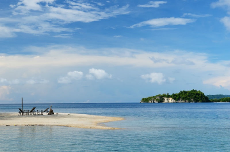 3. Quần đảo Togean, Indonesia: Được mệnh danh là “thiên đường của biển cả”, Togean là một trong những điểm đến đẹp kỳ lạ tốt nhất cho các cặp vợ chồng ở Đông Nam Á, đặc biệt với những ai muốn được nghỉ dưỡng ở một ngôi nhà trên biển hẻo lánh với bãi biển yên tĩnh và làn nước trong mát. Bạn có thể cùng một nửa của mình dành nhiều thời gian đi bơi, lặn, chiêm ngưỡng các động vật hoang dã, hay thăm thú quanh đảo.