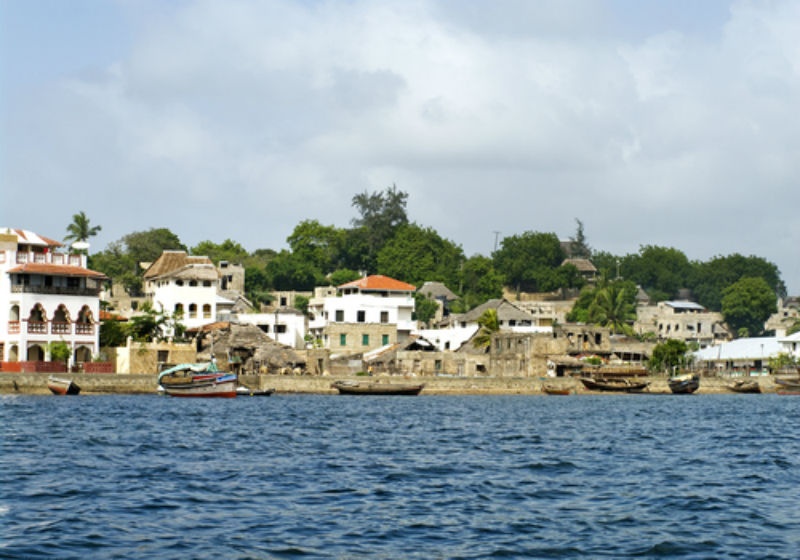 4. Lamu, Kenya: Lamu là một hòn đảo nhỏ nằm ngoài khơi bờ biển của Kenya ở Đông Phi. Đó là một trong những hòn đảo lâu đời và bảo tồn tốt nhất của lục địa châu Phi và là một trung tâm Hồi giáo và tiếng Swahili. Các đường phố của thị trấn Lamu tự hào với những nét đặc trưng của Ả Rập. Vì ở đây không có xe hơi nên bạn sẽ phải di chuyển bằng ngựa hoặc lừa. Lamu là nơi lý tưởng để bạn học cách đi thuyền Dhows (thuyền gỗ truyền thống màu đen). Bạn cũng có thể khám phá những thị trấn nhỏ và săn lùng những hàng thủ công mỹ nghệ địa phương. Ngoài ra, Lamu còn có nhiều bãi biển cát vàng hoang vắng để hai bạn có thể thoải mái tận hưởng khoảng thời gian hạnh phúc riêng tư bên nhau.
