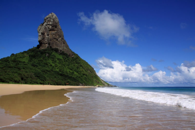 5. Fernando de Noronha, Brazil: Một điểm đến đáng yêu cho các cặp vợ chồng chính là quần đảo hẻo lánh của Brazil Fernando de Noronha. Có lẽ điều tốt nhất là trên đảo không có người ở ngoài một số người phục vụ kín đáo của các công ty du lịch. Đó là lý do tại sao bạn và người yêu của mình có thể dành nhiều thời gian bên nhau trong một thiên đường mà không bị ai làm phiền. Ở Fernando de Noronha, bạn còn được tham quan rất nhiều bãi biển đẹp, chiêm ngưỡng hệ thực vật và động vật phong phú, hấp dẫn.