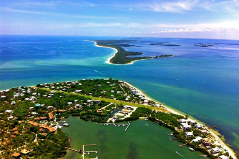 8. Đảo Captiva: Nếu hai bạn đang mơ ước có thời gian được nằm trên võng đung đưa, uống cocktail mát lạnh và ngắm hoàng hôn tuyệt đẹp, Bắc Captiva là dành cho bạn. Bạn chỉ có thể tới đó bằng máy bay hoặc tàu biển vì Bắc Captiva nằm ở ngoài khơi bờ biển phía tây nam của Florida. Ở đây có rất nhiều điều để làm như đi xe đạp, đi bộ đường dài, chơi golf.