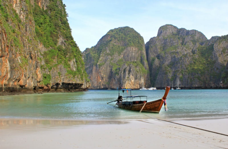 9. Krabi, Thái Lan: Là một hòn đảo hẻo lánh xinh đẹp ở Thái Lan, Krabi là một thiên đường du lịch cho các cặp tình nhân với biển xanh, cát vàng mịn màng và làn nước trong mát. Nếu bạn muốn được tận hưởng một không gian thanh bình, yên ả, môi trường trong sạch và cảnh quan thiên nhiên ngoạn mục thì Krabi chính là một lựa chọn lý tưởng.