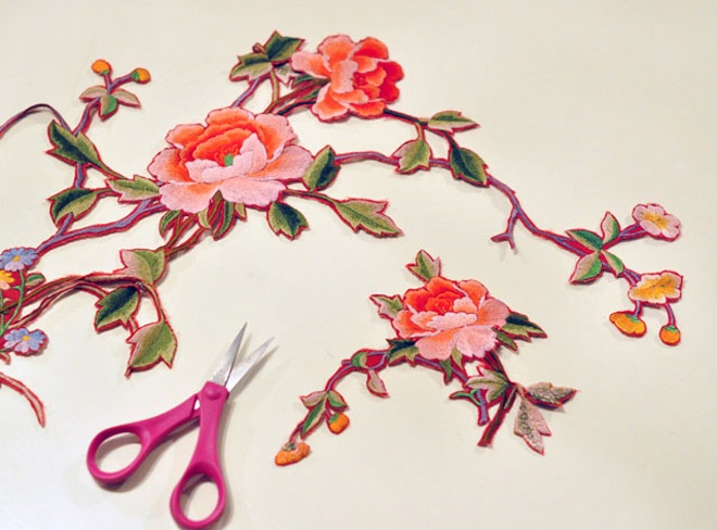 Bạn nhớ lưu ý tránh cắt sâu vào phần vải thêu, sẽ dễ dẫn đến các bông hoa và cành lá dễ bị bung chỉ sau vài ngày sử dụng.