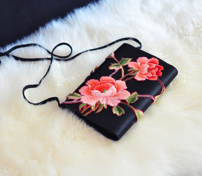 Nếu muốn chắc chắn hơn, bạn nên dùng thêm chỉ tiệp màu may cành lá và hoa trực tiếp vào bề mặt ví để tránh bong tróc sau thời gian dài sử dụng.