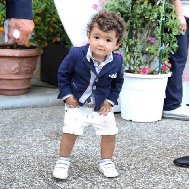 Kiểu áo khoác giả vest biến các cậu nhóc lăng xăng thành những “quý ngài” thanh lịch đáng yêu.