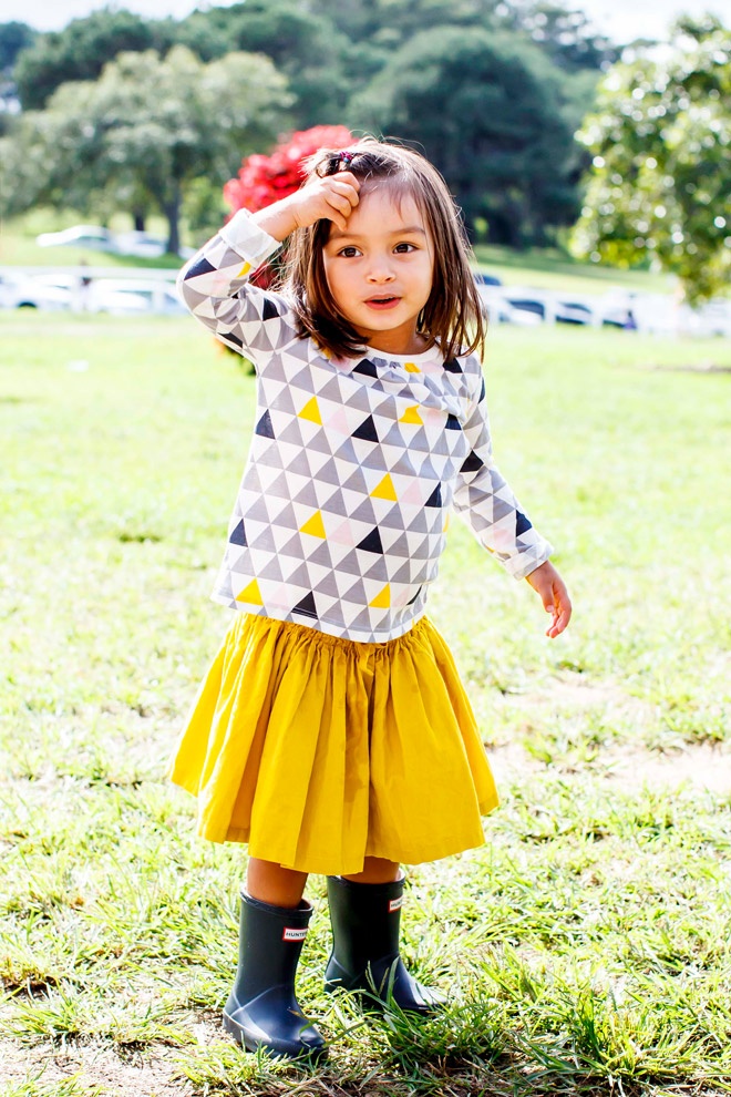 Ngoài áo khoác, các kiểu áo len mỏng cổ điển với những họa tiết ngộ nghĩnh, dễ thương cũng bắt đầu lên ngôi trong thu này.